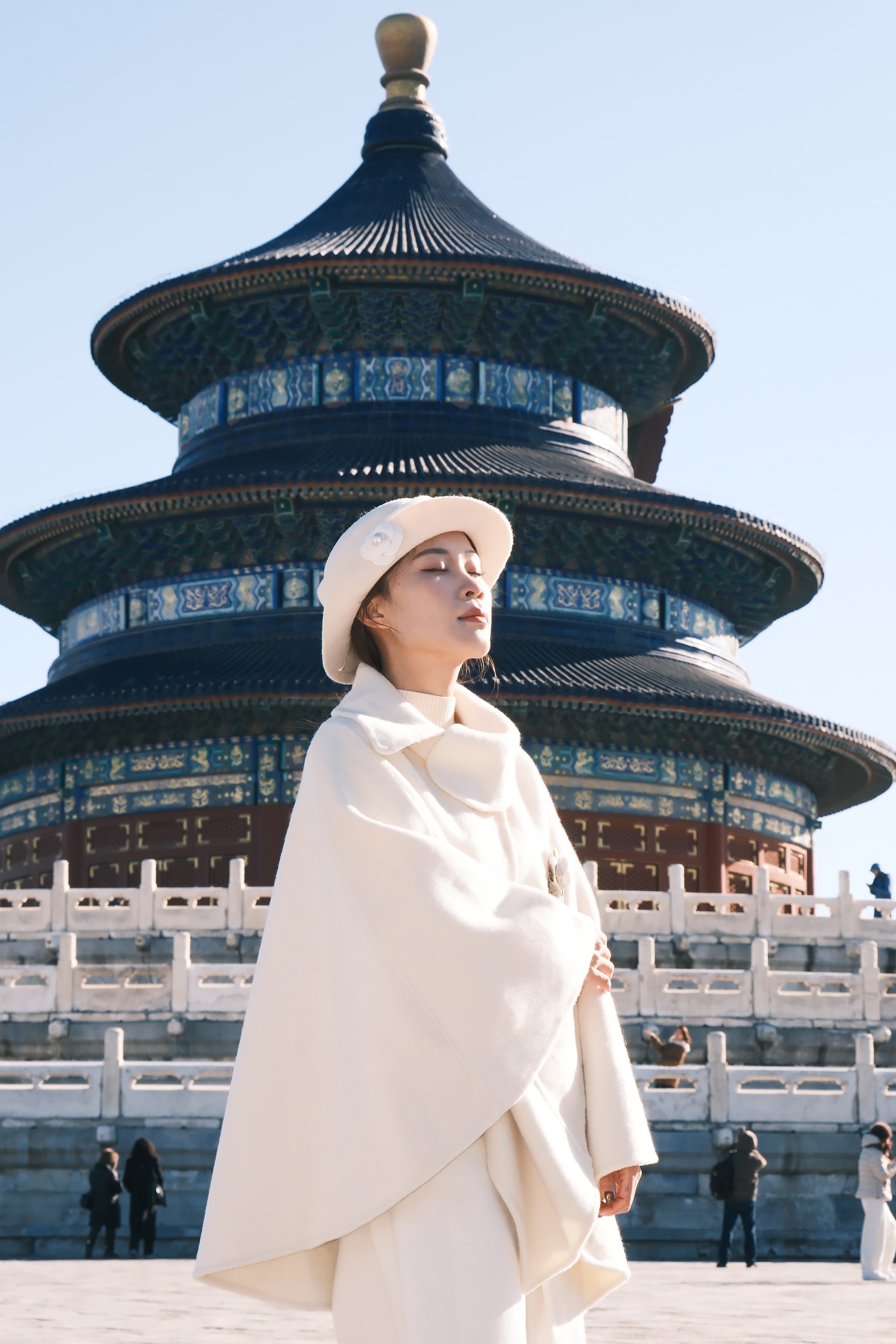 白色服装与天坛建筑的商业肖像