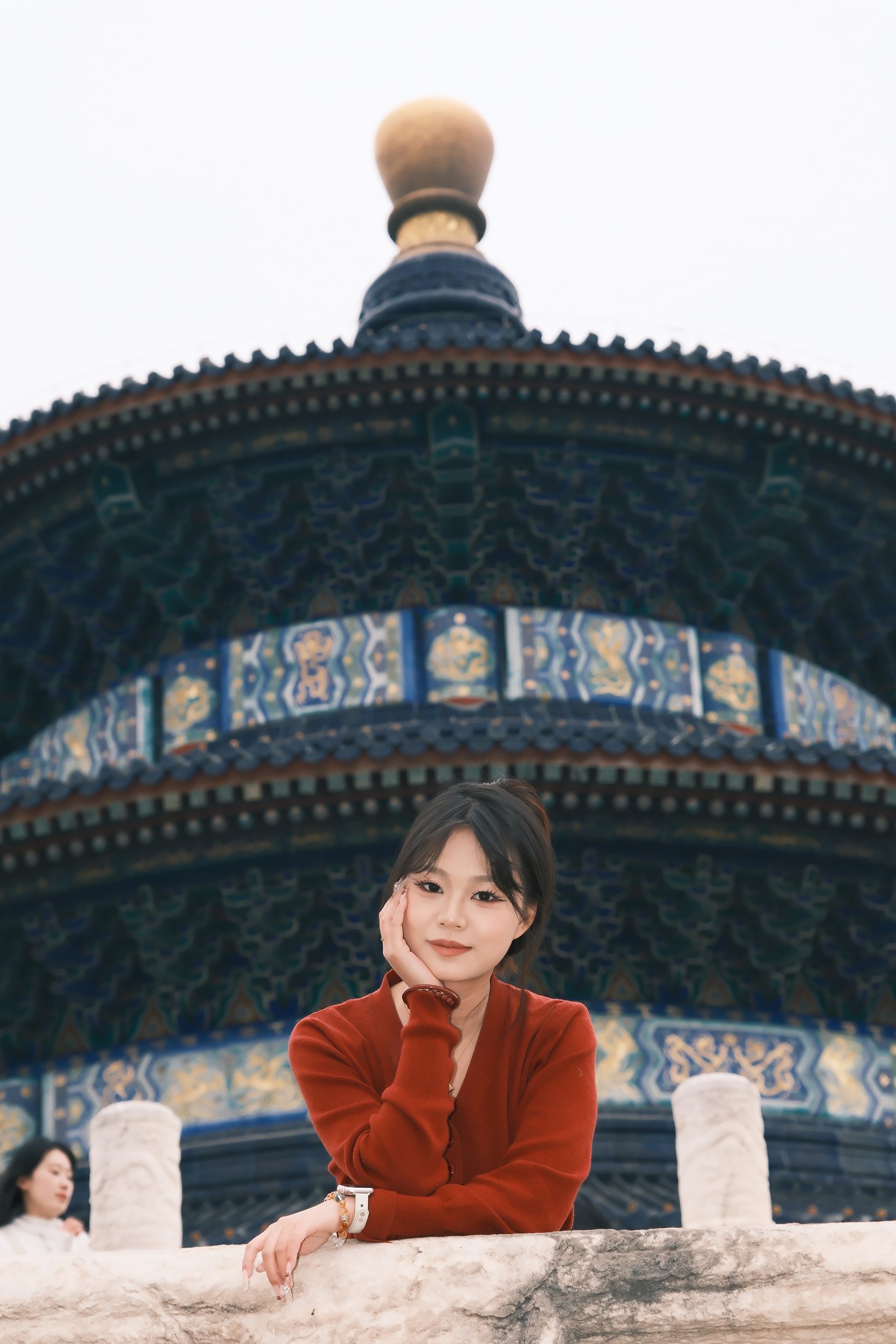 朱红服装与天坛建筑
